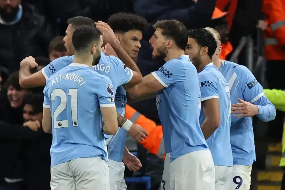 Man City áp sát ngôi đầu của Arsenal, HLV Guardiola nói điều bất ngờ