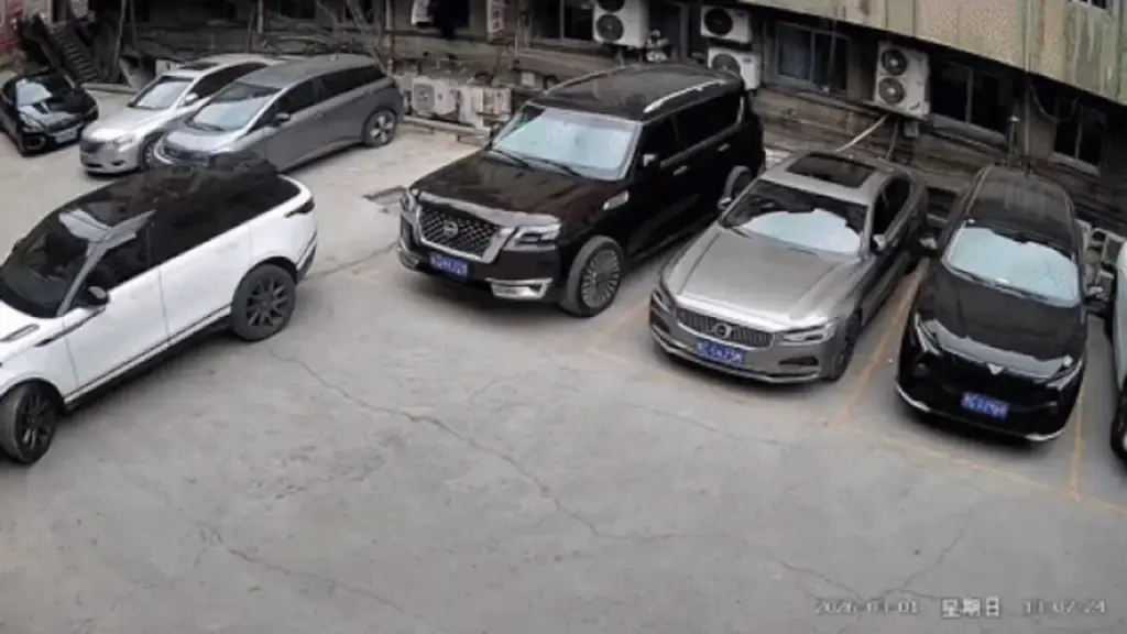 Tài xế lùi xe rơi trúng hai ôtô khác